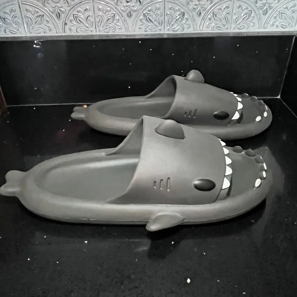Unisex‎ novelty shark slides EUC sz 44/45